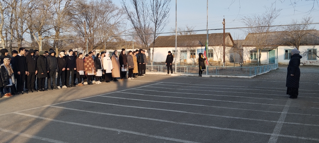 10.02.25г.???✅Традиционная линейка по понедельникам. Сегодня в нашей школе прошла традиционная линейка поднятие флага и исполнение гимна Российской Федерации.??.