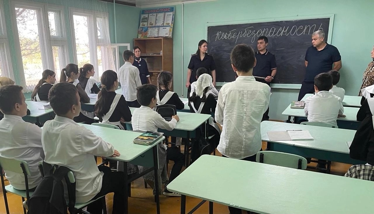 02.10.24г Капитан полиции Вагабова Танзиля Дагировна провела беседу с учащимися 7-8классах на тему &amp;quot;Кибербезопасность&amp;quot; ??цель беседы: предупредить о вероятных схемах телефонного мошенничества.  ??в ходе профилактической беседы-это вопрос кибербезопасн.