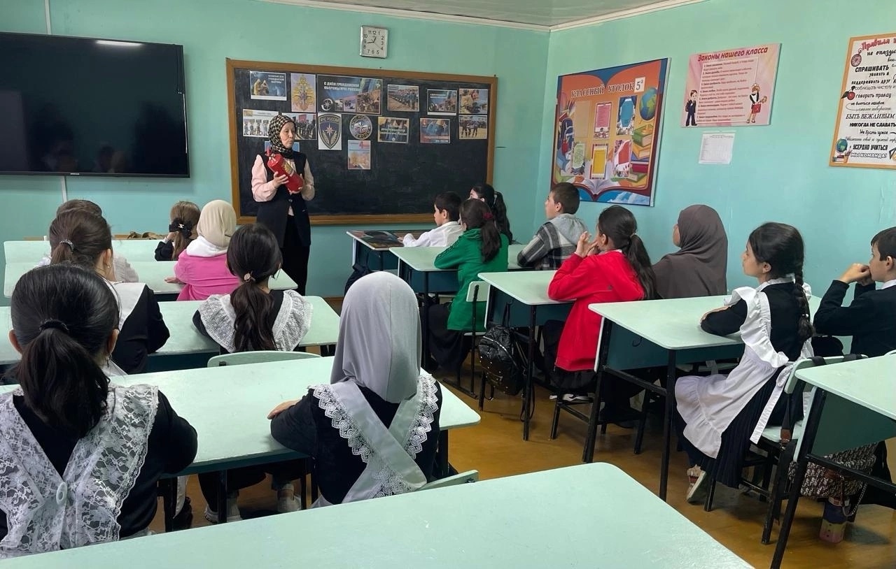 09.10 в 5а кл. (кл.руководитель Абакарова И.М. провела классный час) «С Днём гражданской обороны!».