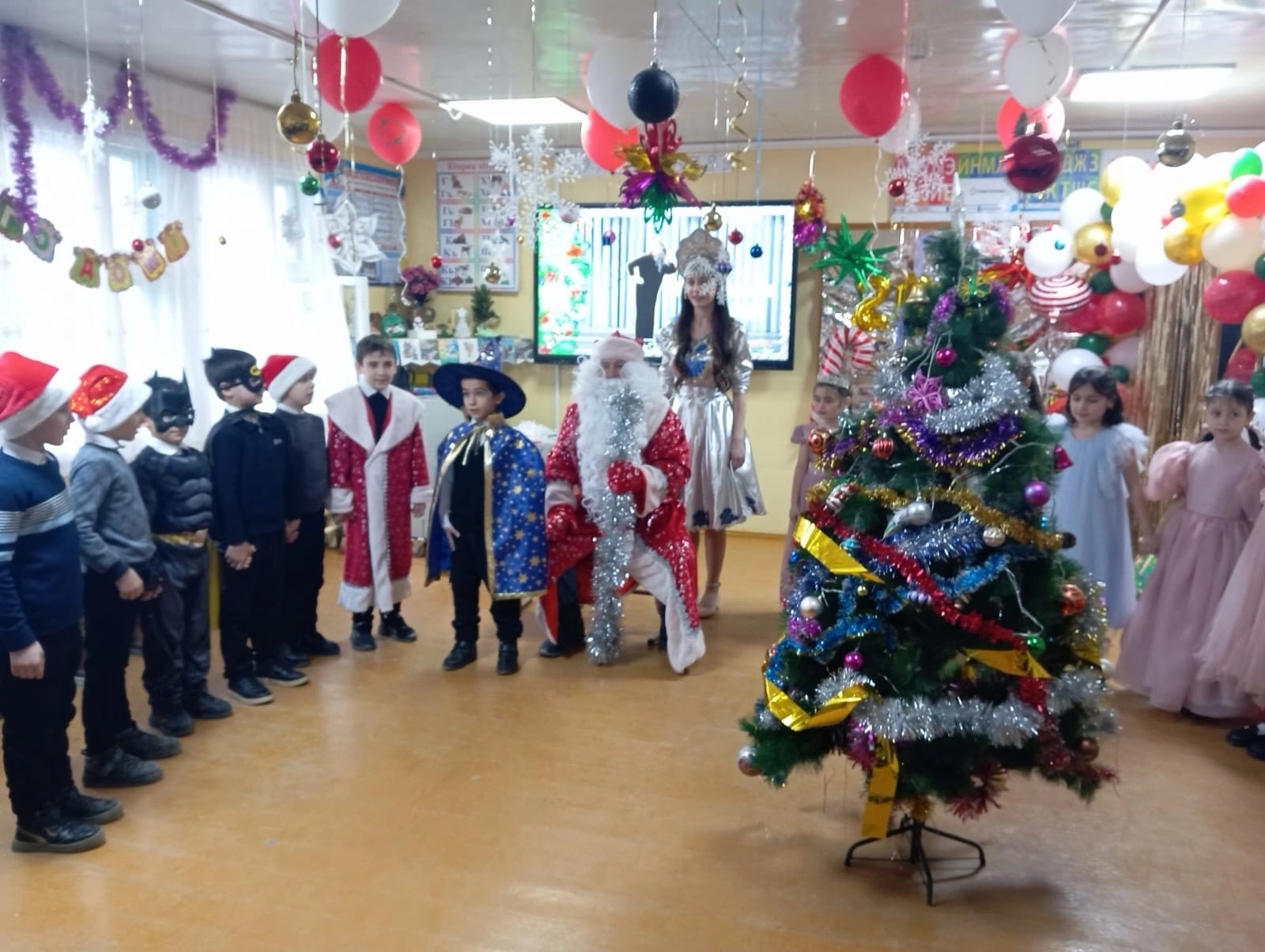 27.12.2024г. и 28.12.2024г. в школе прошли новогодние праздничные мероприятия: утренники, концерты, маскарады, где учащиеся получили красивые подарк.