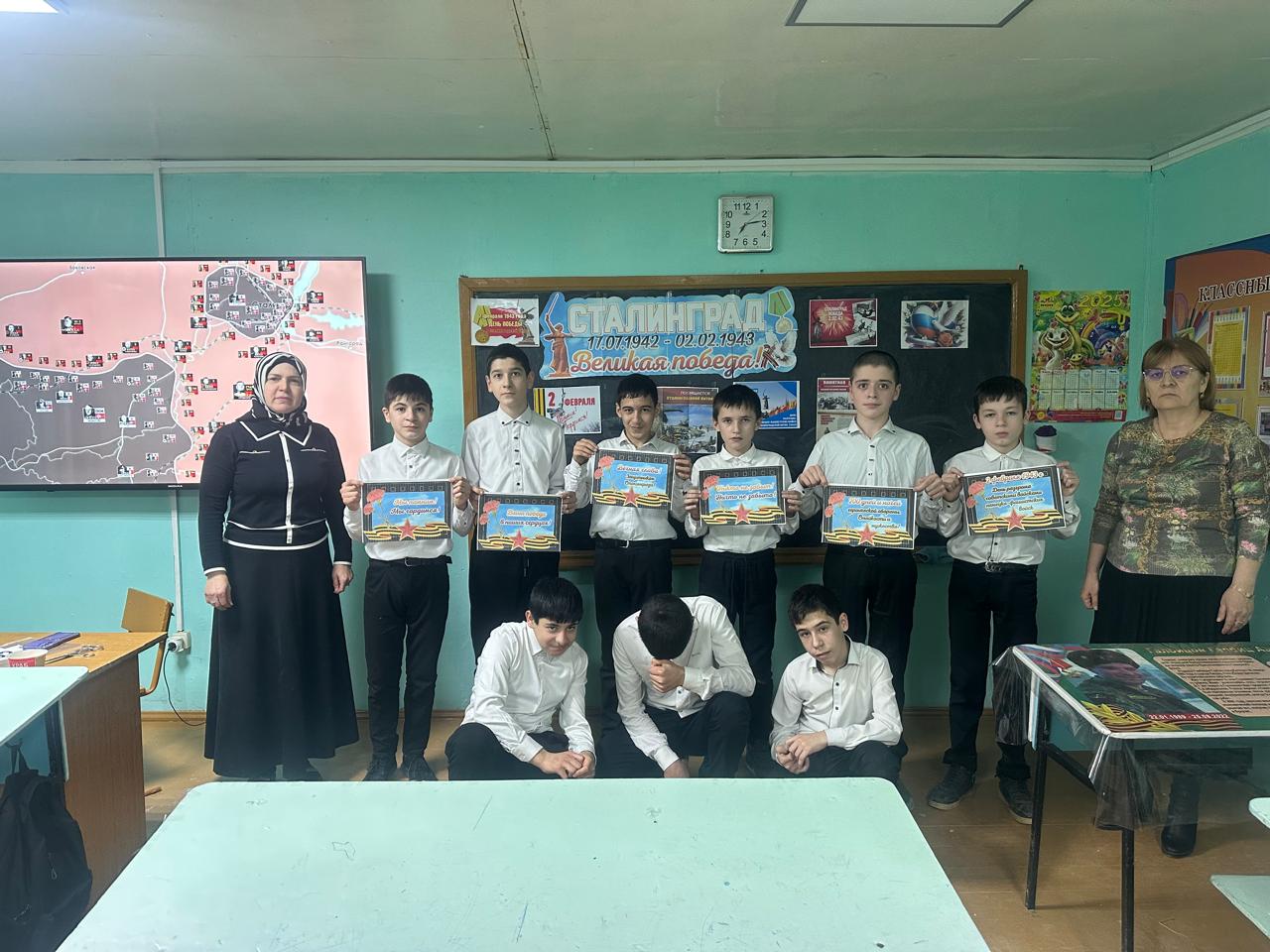 03.02.2025г.Халилова Аминат Алиевна и Халилова Раисат Магомедовна провели мероприятие на тему &amp;quot;Сталинград.Великая Победа&amp;quot; в 7&amp;quot; б&amp;quot; классе Ученики не только узнали о значении Сталинградской битвы, но и подготовили стенгазету, отражающую важные моменты этого.